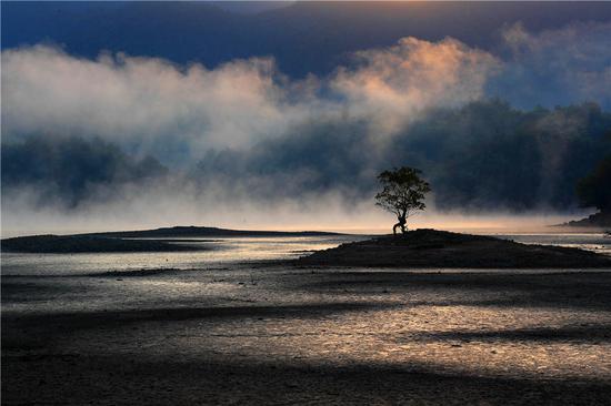 Glimmering Qishu Lake at the dusk of dawn