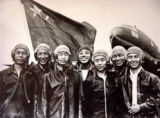 Aircrew and pilots who were members of the squadron in 1964, when it was awarded the title 'Kunlun Eagle Group'. （CHINA DAILY）