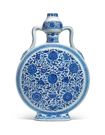 Auction house Christie's highlight lot is a rare large Ming-style blue and white moonflask. (Photo provided to China Daily)