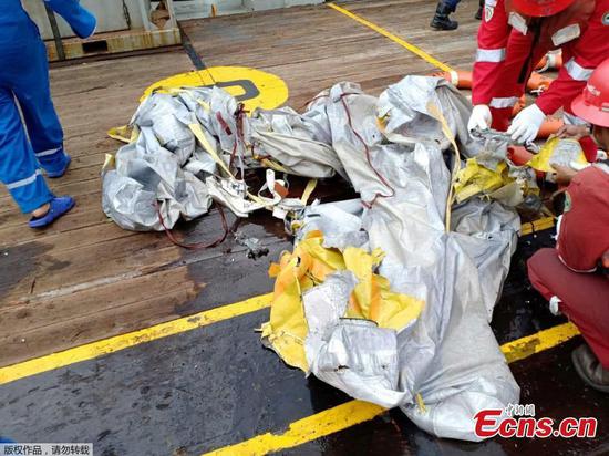 Workers of PT Pertamina examine recovered debris of what is believed from the crashed Lion Air flight JT610, onboard Prabu ship owned by PT Pertamina, off the shore of Karawang regency, West Java province, Indonesia, Oct. 29, 2018. (Photo/Agencies)