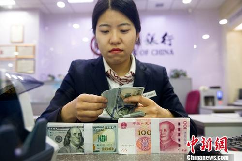 A staff member of Bank of China counts bill. (File photo/China News Service)