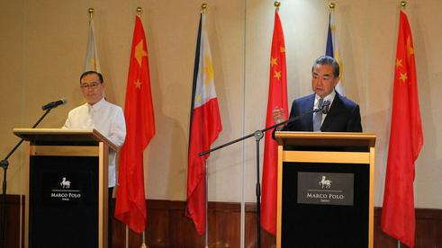  Chinese State Councilor and Foreign Minister Wang Yi attends a joint press conference with his Filipino counterpart Teodoro Locsin in the southern Philippine city of Davao, October 29, 2018. /MOFA Photo
