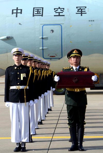 The remains of soldiers from the Chinese People's Volunteer Army who died in the Korean War are carried to the group's plane at Incheon Airport in Korea in 2015. (CHINA DAILY)