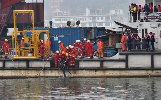 A diver gets out of the water after participating in the search for the bus on Tuesday. (ZOU YI/FOR CHINA DAILY)
