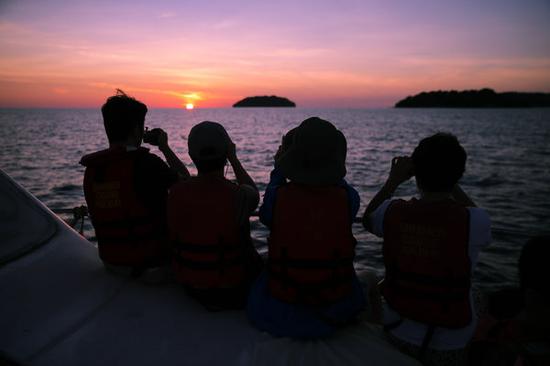 Enjoying the sunset at Negeri Sabah, Malaysia. 
(Photo by Zheng Yang/Provided to China Daily)