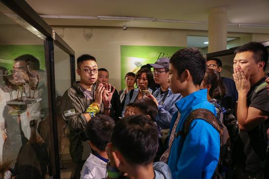 Zookeeper Yang Yi introduces Kenya's wild animals to children and parents. 
(Photo by Zheng Yang/Provided to China Daily)