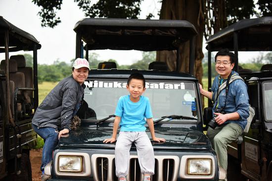 Fang Jinpeng and his parents take a safari trip in Yala National Park in Sri Lanka.(Photo provided to China Daily)