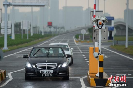A private car enters Macao port of the 55-km-long Hong Kong-Zhuhai-Macao Bridge, which opened to traffic on Oct. 24, 2018. (Photo/China News Service)