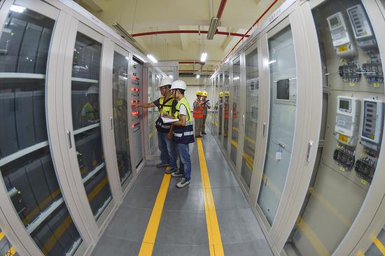 Technicians debug an intelligent electric transducer made by Fujian Jinhua Integrated Circuit Co Ltd in Fujian Province, on July 9, 2018. (Photo/Xinhua)