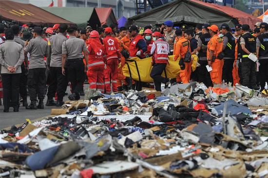 Indonesian Search and Rescue (SAR) members carry a body bag that contains victim of the crashed Lion Air JT 610 to ambulance, at the Tanjung Priok port, Jakarta, Indonesia, Oct. 31, 2018. Search teams on Wednesday detected signals possibly from a black box of the crashed Indonesian Lion Air plane, a rescue official said. (Xinhua/Veri Sanovri)