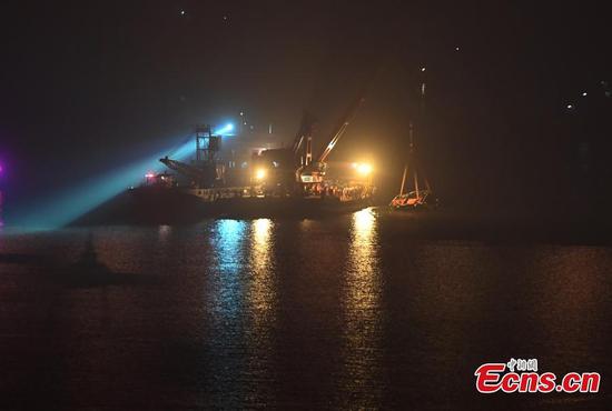 Rescuers on Wednesday night salvaged the wreck of a bus that plunged into the Yangtze River in Chongqing Municipality leaving at least nine people dead.  (Photo: China News Service/ Chen Chao)