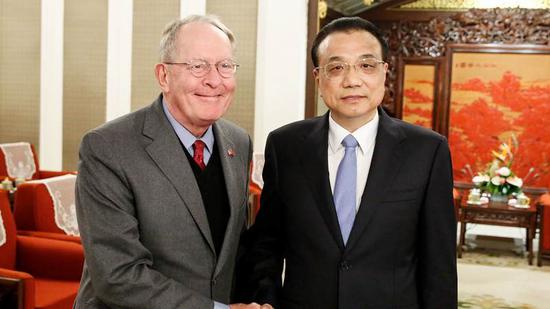 Chinese Premier Li Keqiang shakes hands with Tennessee Senator Lamar Alexander in Beijing, China, November 1, 2018. /Photo via gov.cn