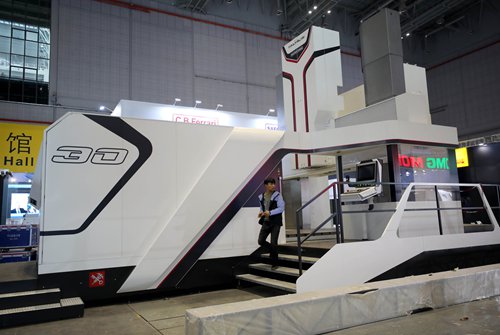 This 20-meter long portal milling machine called Taurus is the largest item in the expo. (Photo: Yang Hui/ GT)