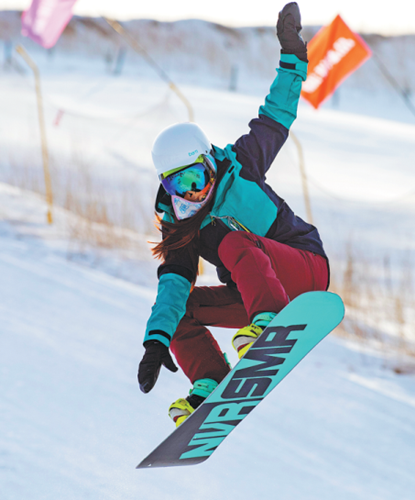 A ski resort in Xinyuan county, Xinjiang, attracted 6,500 tourists on just one day in February. (QIN JIE/FOR CHINA DAILY)