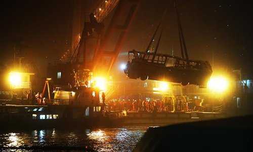 Rescuers salvage the wreck of a bus that plunged into the Yangtze River at Wanzhou, southwest China's Chongqing Municipality, October 31. (Photo/Xinhua)