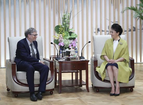 Peng Liyuan, World Health Organization's goodwill ambassador for TB and HIV/AIDS, meets with Bill Gates, founder of Bill & Melinda Gates Foundation, in Shanghai, Nov 5, 2018. (Photo by Xie Huanchi/Xinhua)