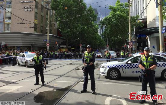 Policemen block members of the public from walking towards the Bourke Street mall in central Melbourne, Australia, November 9, 2018. Australian police reported multiple people were hurt in a rush hour stabbing incident. (Photo/Agencies)