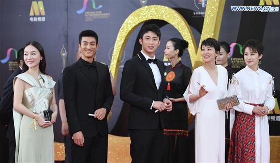 Stars attend red carpet ceremony of 27th China Golden Rooster & Hundred Flowers Film Festival