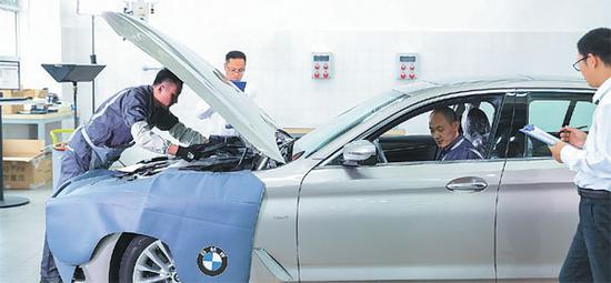 BMW's aftersales staff participate in a competition at the BMW and MINI National Aftersales Competition of Excellence in Xi'an, Shaanxi province. Provided to China Daily