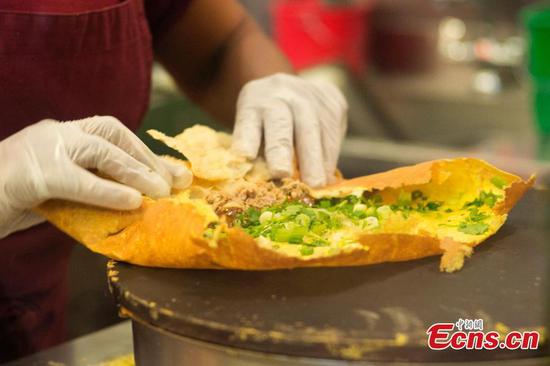 Chinese snack Jianbing attracts New Yorkers