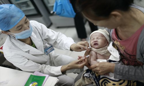 An infant receives vaccine against measles at a hospital in Beijing. (Photo: Li Hao/GT)

