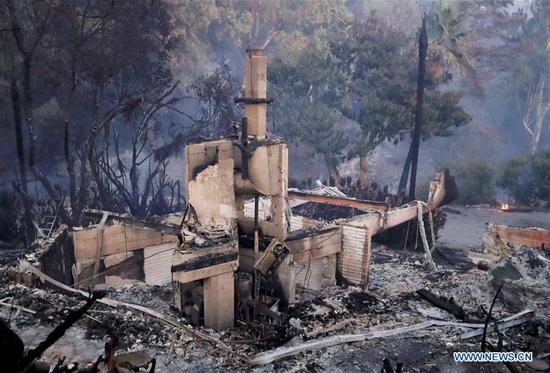 Photo taken on Nov. 10, 2018 shows remains of a construction destroyed by fire in Malibu, California, the United States. (Xinhua/Li Ying)