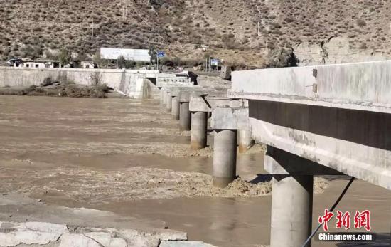 The collapse of the bridge, in Sichuan's Garze Tibetan autonomous prefecture, on Nov。 14, 2018.  (Photo/China News Service)