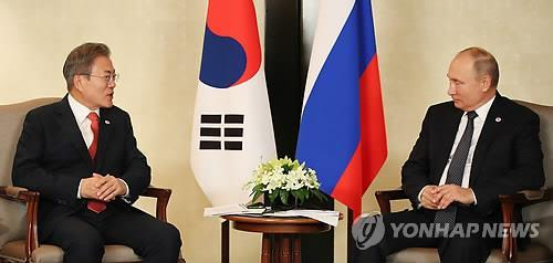 ROK President Moon Jae-in and his Russian counterpart Vladimir Putin hold talks in Singapore on November 14, 2018. /Yonhap News Agency