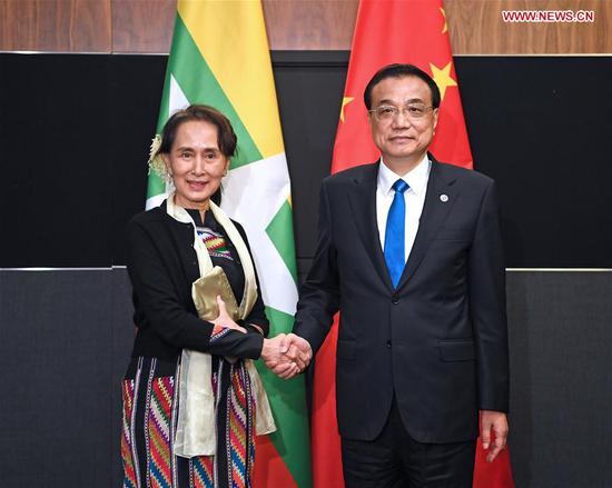 Chinese Premier Li Keqiang meets with Myanmar's State Counselor Aung San Suu Kyi in Singapore, on Nov. 15, 2018. (Xinhua/Zhang Ling)