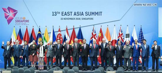 Chinese Premier Li Keqiang poses for a group photo with leaders attending the 13th East Asia Summit in Singapore, on Nov. 15, 2018. (Xinhua/Shen Hong)