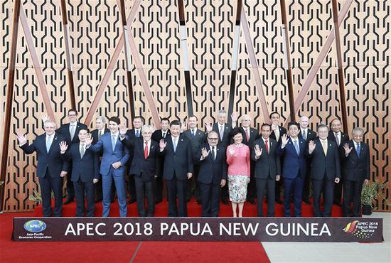 Chinese President Xi Jinping (L5, front) and other leaders and representatives from APEC member economies pose for a group photo ahead of a dialogue between APEC leaders and representatives from the APEC Business Advisory Council in Port Moresby, Papua New Guinea, November 17, 2018. (Photo/Xinhua) 