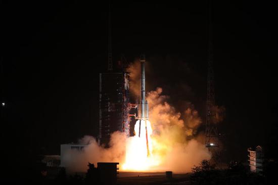 China launched twin Beidou-3 satellites successfully at 02：07 on Monday. (Photo provided by Liang Keyan to China Daily)