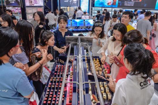 Tourists buy goods at a duty-free shop in Sanya, Hainan province, on Oct 4. (Photo/China News Service)