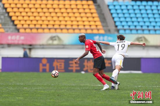 Guizhou Hengfeng lost 0-3 to Guangzhou Evergrande Taobao FC at a Chinese Super League  match, Oct. 28, 2018. (Photo/China News Service)