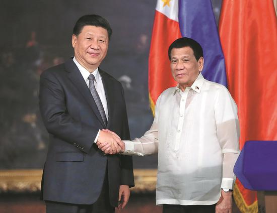President Xi Jinping meets Philippine President Rodrigo Duterte in Manila on Tuesday. Xi arrived in the country’s capital earlier in the day, and Duterte hosted a grand ceremony to welcome Xi before their talks. (Photo by FENG YONGBIN / CHINA DAILY)
