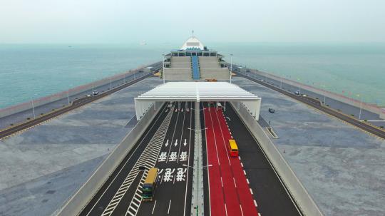 Traffic flows through an entranceway to an underwater section of the Hong Kong-Zhuhai-Macao Bridge on Oct 24, the day it opened to public. (Photo/Xinhua)