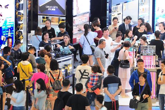 Shoppers at a duty-free shop in Sanya, Hainan Province. (Photo by Sha Xiaofeng/for China Daily)