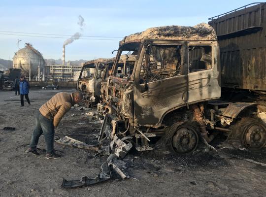 Burned-out hulks of trucks remain in place after an explosion near Hebei Shenghua Chemical Industry Co in Zhangjiakou, Hebei Province, early on Wednesday morning. Twenty-three people died and another 22 were injured. (Wang Jing/China Daily)