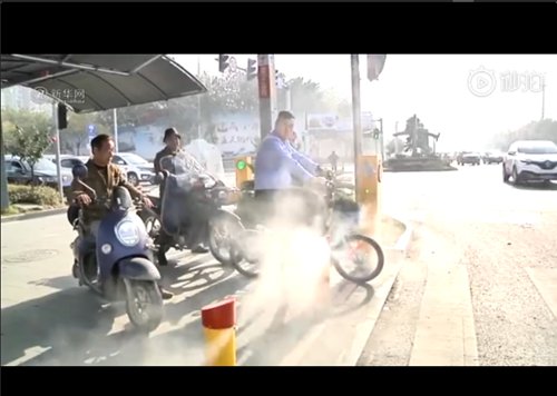 Water spraying devices are installed at an intersection in Jinzhou, Cental China's Hubei Province. (Source/Xinhua)