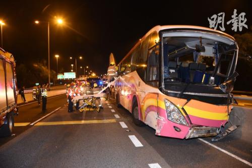 A tourist coach collides with a taxi on a road in Tsing Yi, an island to the northwest of Hong Kong Island, Nov. 30, 2018. (Photo/The Ming Pao)