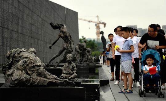 Visitors pay respect to the victims at the Memorial Hall for the Victims of the Nanjing Massacre by Japanese Invaders in Nanjing, Jiangsu Province, in July. (Photo by Cui Xiao/Provided for China Daily)