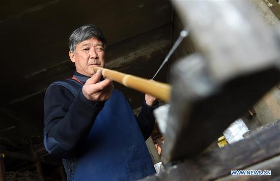 Inheritor makes traditional Yuping bamboo flute in Guizhou