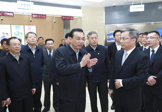Chinese Premier Li Keqiang (C), also a member of the Standing Committee of the Political Bureau of the Communist Party of China Central Committee, inspects the Chongchuan Branch of the Bank of Jiangsu in Nantong, east China's Jiangsu Province, Nov. 29, 2018. Li Keqiang has made an inspection tour to eastern China's Jiangsu Province from Thursday to Friday to examine economic and social development. (Xinhua/Pang Xinglei)