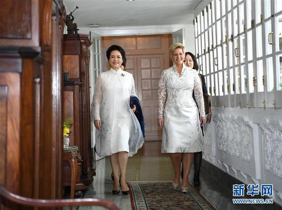 Chinese first lady Peng Liyuan (L) and Panama's first lady Lorena Castillo attend an HIV/AIDS prevention and treatment campaign in Panama City, Panama, December 3, 2018. (Photo/Xinhua)                                                         