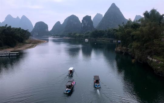 Boats carrying tourists sail on the Lijiang River in Guilin, Guangxi Zhuang autonomous region, in October. The picturesque scenery has made the city a popular tourist attraction. (ZHANG AILIN/XINHUA)