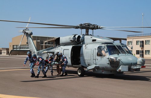 Medical rescue team transports injuries with helicopters in a joint medical rescue drill by China's Support Base in Djibouti and Spanish navy on Saturday in the western waters of the Gulf of Aden. (Photo: Zhang Qingbao/GT)