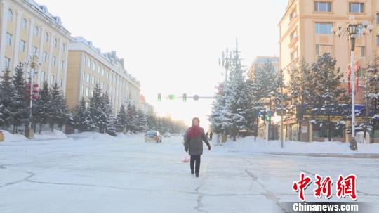 A woman walks on the street in Mohe, Heilongjiang Province. (Photo/China News Service)