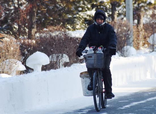 A man braves the cold in Mohe, China's northernmost city, in Heilongjiang province, on Wednesday. The temperature dropped to-42.7 C in the morning. (CHU FUCHAO/FOR CHINA DAILY)