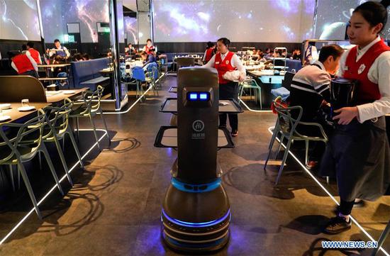 Hot pot restaurant integrating AI attracts consumers in Beijing