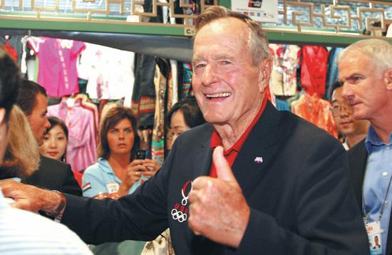 George H. W. Bush and his wife Barbara shop at Beijing’s Silk Market in 2008. HUO YAN / CHINA DAILY